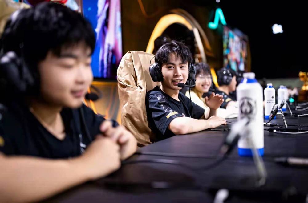 KRL： jL 和 iM 离开 NAVI，Spirit 签下 Perfecto(RUS) ， Cloud9 收购 NAVI Junior [更新]